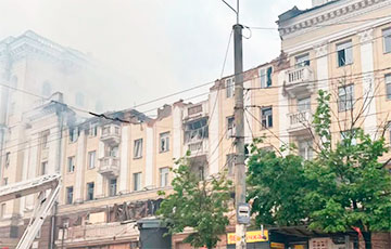 Дым, огонь и обломки везде: появилось видео первых минут после удара РФ по жилому дому в Днепре