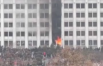 В захваченной протестующими мэрии Алматы начался пожар