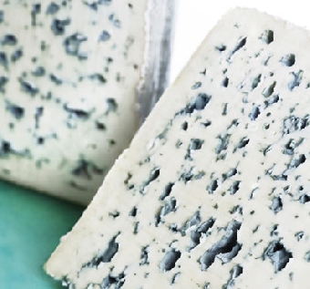 Первая партия белорусского сыра с голубой плесенью поступила в продажу