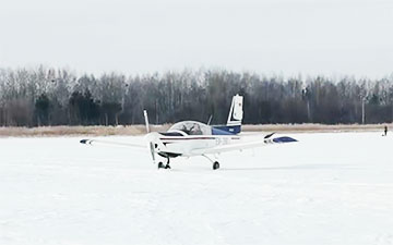 Под Пинском самолет приземлился прямо на замерзшее озеро