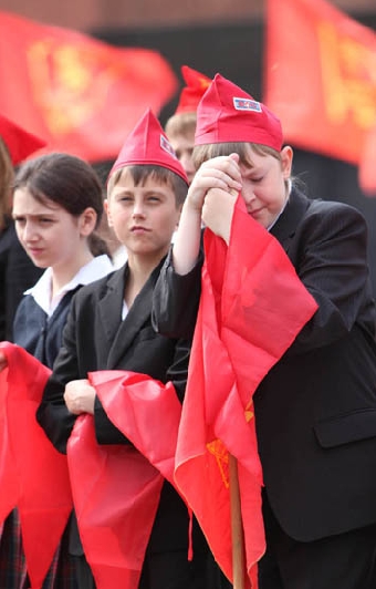 Лучшим октябрятам Беларуси повязали сегодня пионерские галстуки на линейке к юбилею пионерии