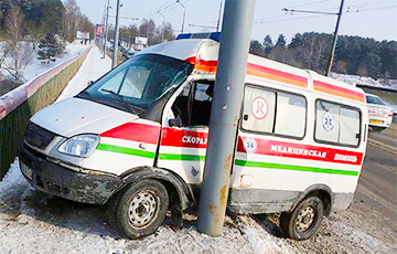 В Гродно автомобиль скорой помощи едва не вылетел с моста в Неман
