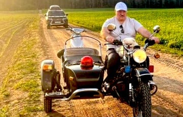 Лукашенко постоянно нарушает ПДД