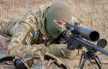Украинский снайпер метким выстрелом ликвидирует оккупанта