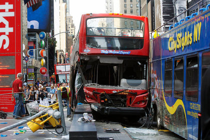 В центре Нью-Йорка столкнулись двухэтажные автобусы с туристами