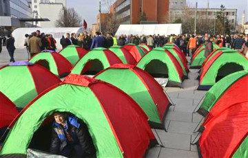 В столице Косово оппозиция установила палатки, требуя отставки правительства