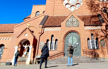 Власти не пустили верующих молиться к Красному костелу