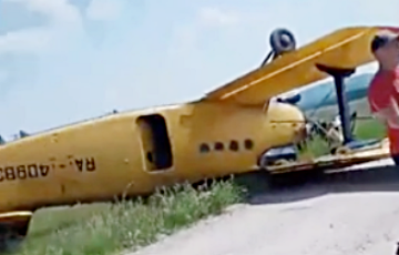 В Бурятии при попытке сесть на дорогу перевернулся самолет Ан-2