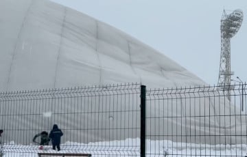 Снегопад порвал крышу футбольного манежа в Витебске