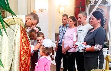 Уникальный случай: беларусы покрестили пятерых детей и обвенчались в один день