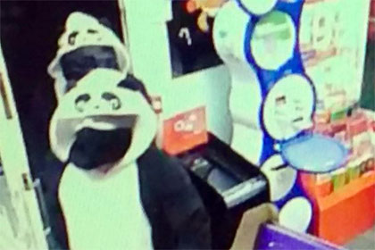 Грабители в костюмах панд ограбили британский газетный киоск