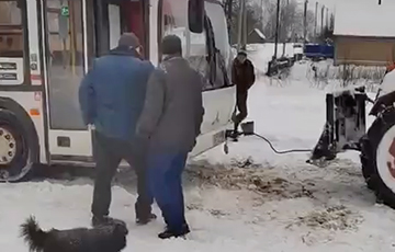 В Беларусь пришла зима, но снег никто не убирает