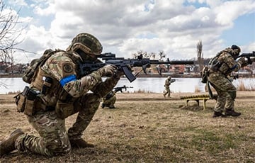 Украинские воины зачищают блиндаж оккупантов: видео с беспилотника