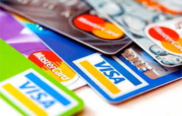 В Беларуси разрешили снимать деньги с карточки в кассах магазинов