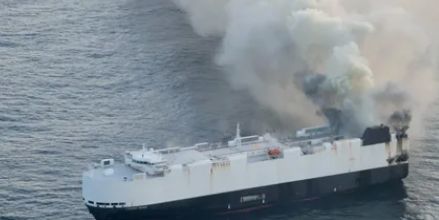 В Тихом океане горит судно с 3000 автомобилей