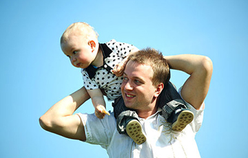 В Беларуси более трех тысяч отцов находятся в декретном отпуске