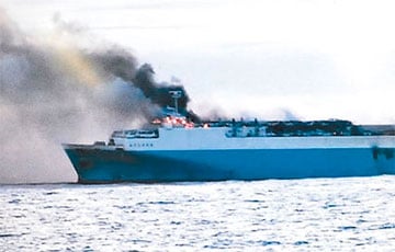 В Японском море сгорело московитское судно с 570 авто на борту
