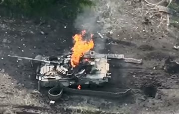 Украинские бойцы с помощью дрона превратили в факел технику врага