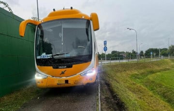 Автобус с 60 беларусами протаранил кольцевую развязку в Польше