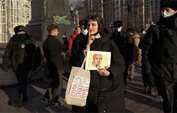 В городах России вышли на акции против войны с Украиной