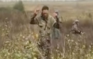 Видефакт: Московитские оккупанты выходят с поднятыми руками к бойцам ВСУ