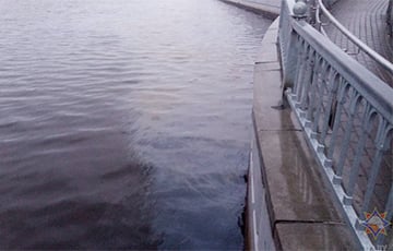 В Бресте на реке Мухавец появилось трехсотметровое нефтяное пятно