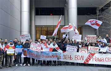 Представители диаспоры вышли на митинг к посольству Беларуси в Нью-Йорке