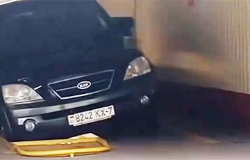 Автомобиль на техосмотре в Минске провалился в яму