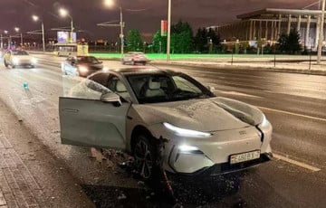 Возле резиденции Лукашенко на авто внезапно упал трос и прорезал его насквозь