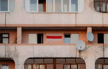 Житель Новополоцка отстоял бело-красно-белый флаг на своем балконе