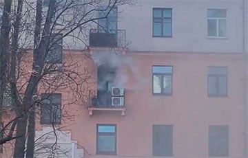В центре Минска напротив Генштаба бушует сильный пожар