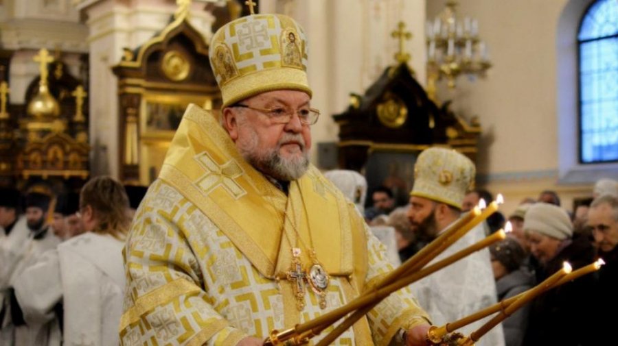 Архиепископа, который выступил против насилия, освободили от должности