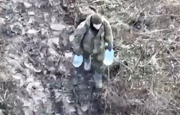 Видеофакт: московитский солдат тщетно пытается донести воду на свои позиции