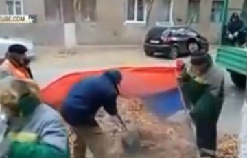 Дворников не будут наказывать за сбор мусора в российский триколор