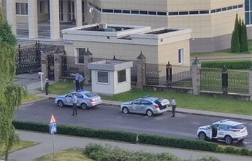 В ворота посольства России в Минске въехал легковой автомобиль