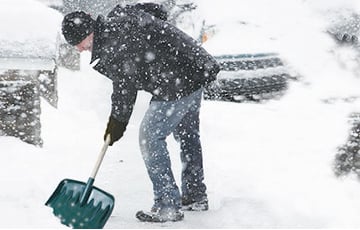 Беларусская толока: жители глубинки своими силами убирают снег