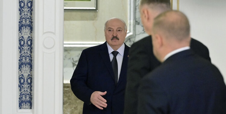 Лукашенко провел кадровый день: назначены новый гендир МТЗ, ректоры, послы и не только