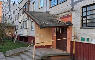 Газовая труба «остановила» бетонный козырек подъезда в Могилеве