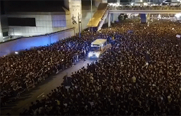 Видеофакт: Многотысячная толпа в Гонконге расступается перед скорой