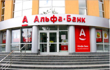 Клиентам «Альфа-Банка» в Беларуси остановили переводы с карт в долларах