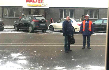 В Минске рабочие чистили от снега крышу и уронили на девушку кирпич