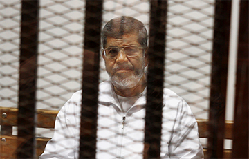 Reuters: Экс-президента Египта Мурси умер в зале суда