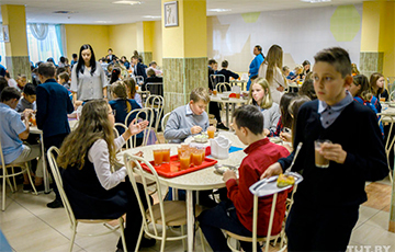 Родители: Почему Лукашенко не интересно, что завтрак школьника стоит в два раза больше обеда студента?