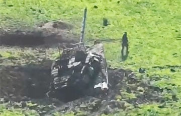 Два московитских танкиста бросили свой новейший Т-90 и бегут по полю от украинского дрона