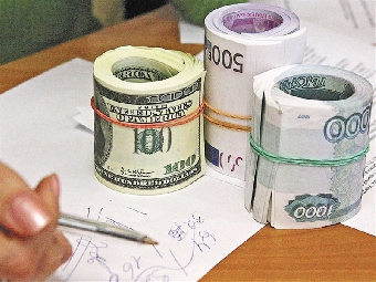 Белорусский рубль усиливается к российскому, слабеет к евро и доллару