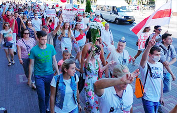 В Гомеле проходит красивое и праздничное шествие