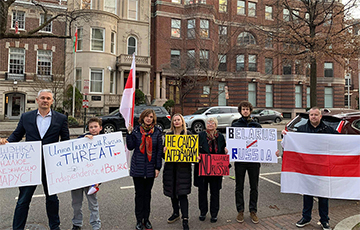 У посольства Беларуси в Вашингтоне прошел пикет под лозунгом «Нет союзу с Россией!»