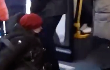 Видеофакт: В Московии пенсионерку жестоко вытолкали из автобуса за критику войны