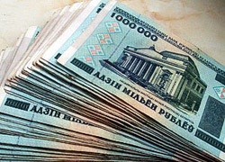 Белорусы несут деньги в банки себе в убыток