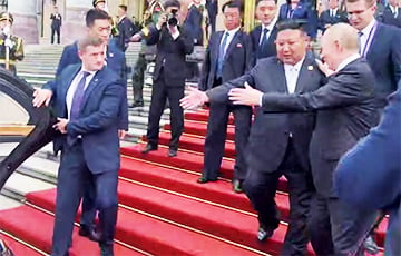 Путин и Ким попали в неловкую ситуацию после парада в Пекине